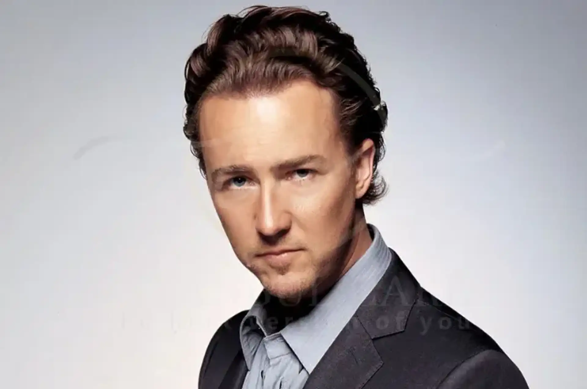 Transplante de cabelo de Edward Norton na Turquia: Inverte o relógio