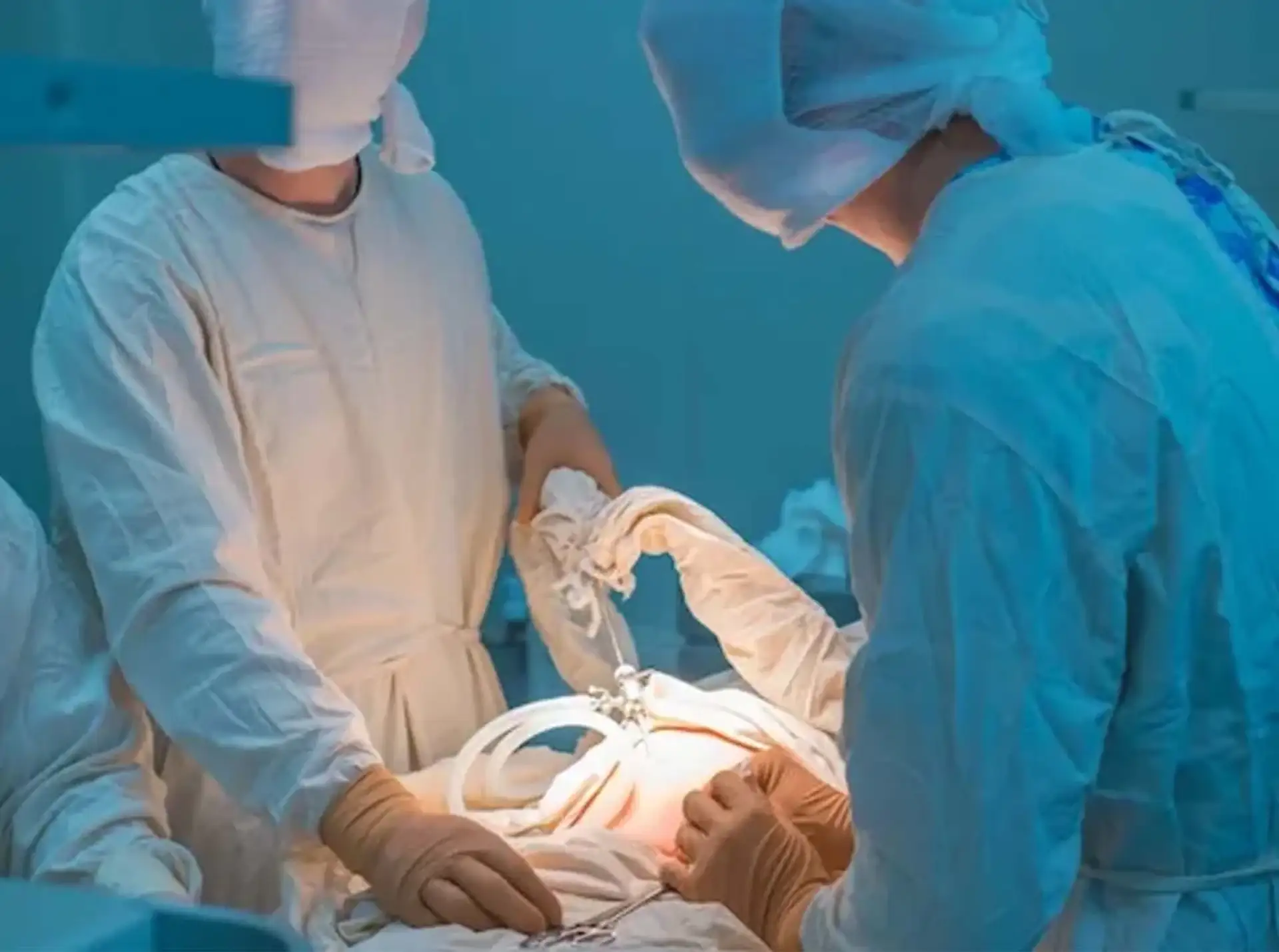Equipo quirúrgico realizando una operación con instrumentos médicos.