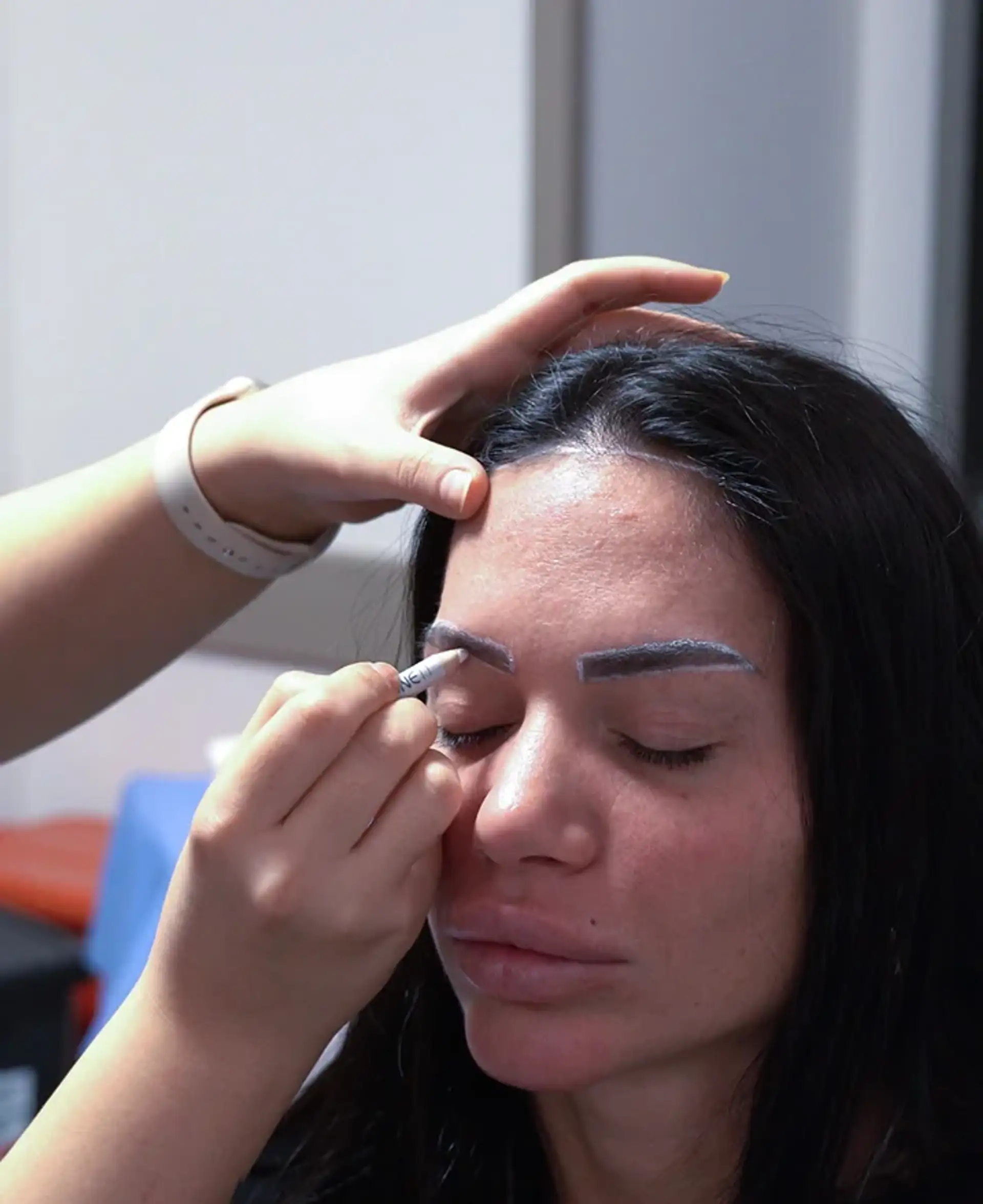 Why Women Experience Eyebrow Thinning