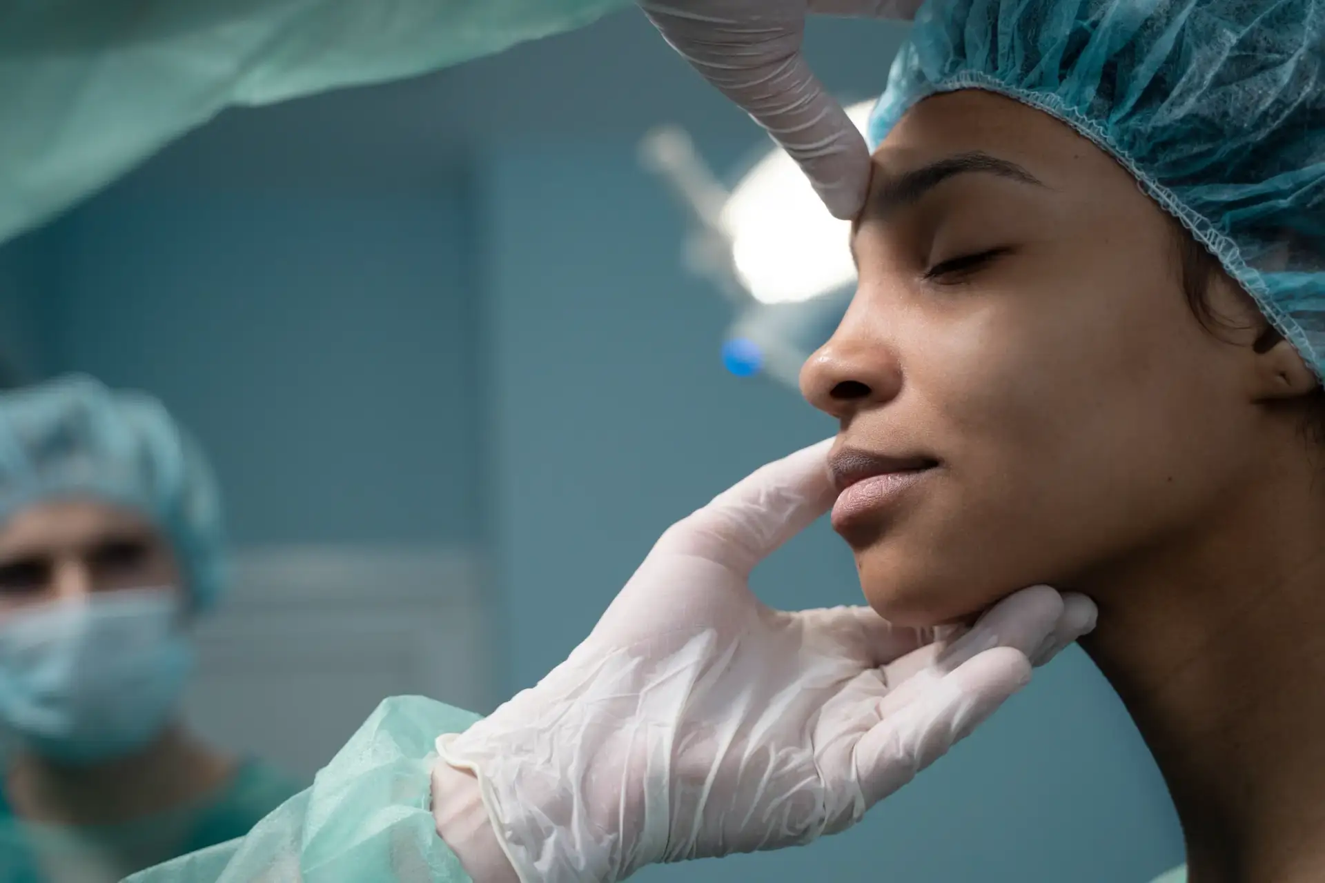 visão lateral-médico-verificando-paciente-antes-rinoplastia